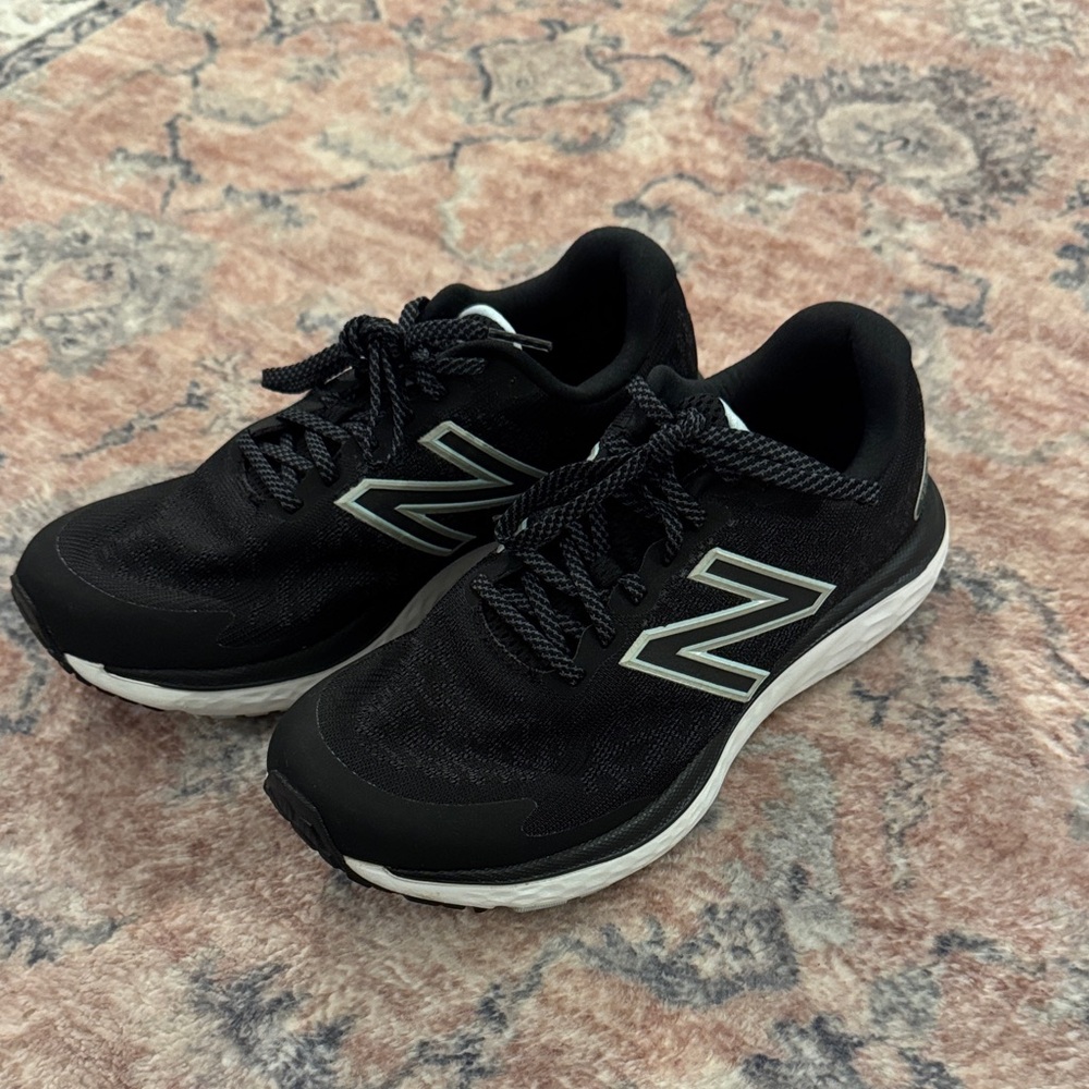 New balance tennis shoes